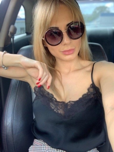 Genç busty Holly escort